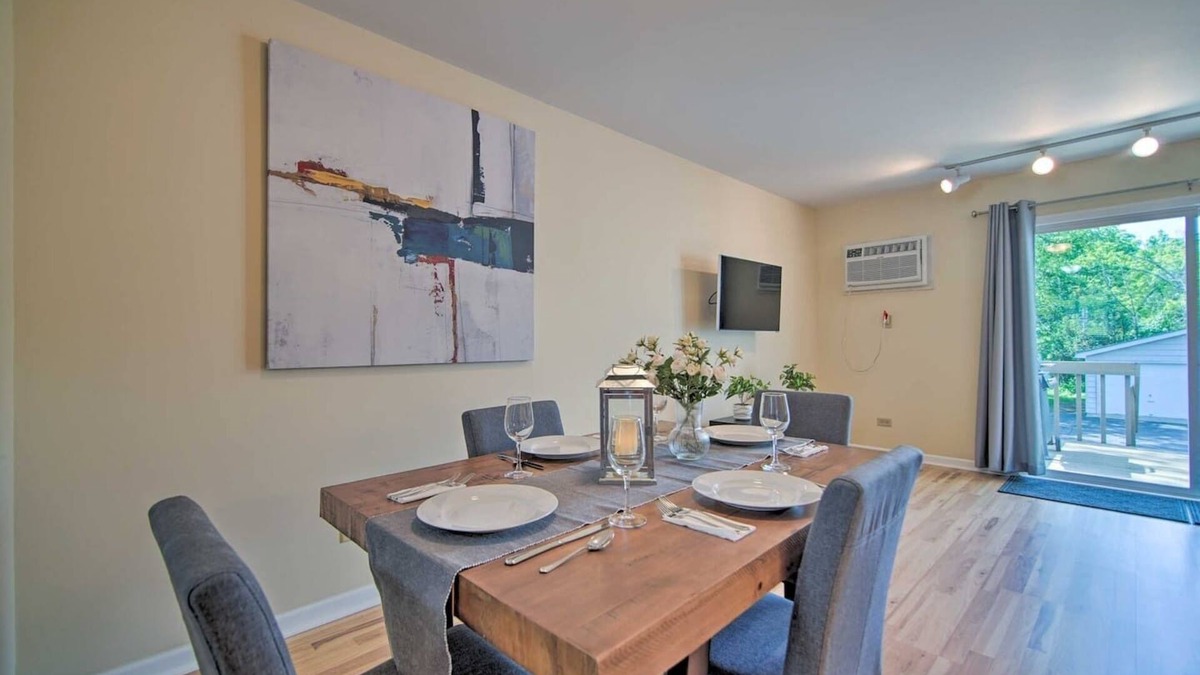Gurnee House | Charming 2Bd Townhome Near Beach & Base