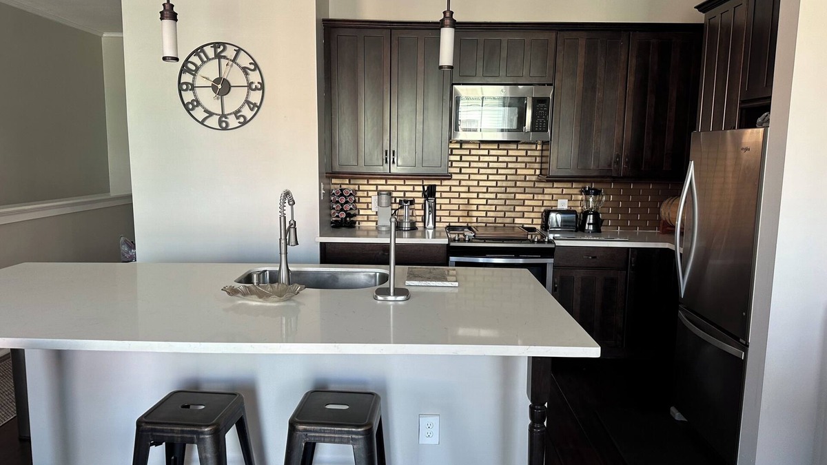 Galveston Condo | Charming 2bed, 2bath condo on The Strand, Galveston with WiFi, AC, garage