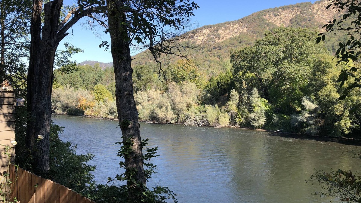 Grants Pass House | Charming 2bed/2bath home with covered deck right on the beautiful Rogue River