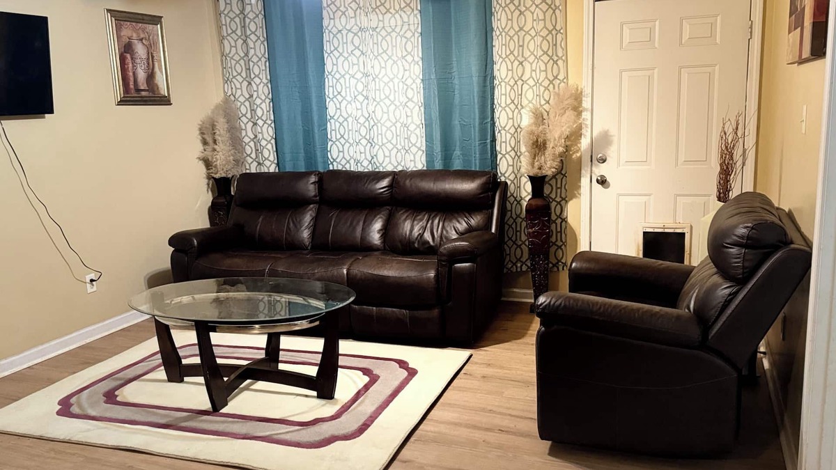 Stone County House | Charming 2bedroom, 2FULL bathroom house with AC and WiFi 10 minutes from Walmart