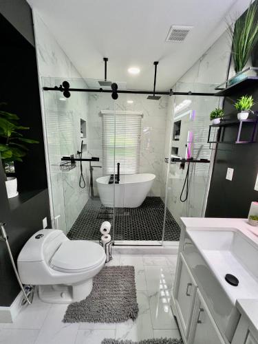 Sylvan Hills House | Charming 2BR 2BA 10 min DT Airport by LSP Homes
