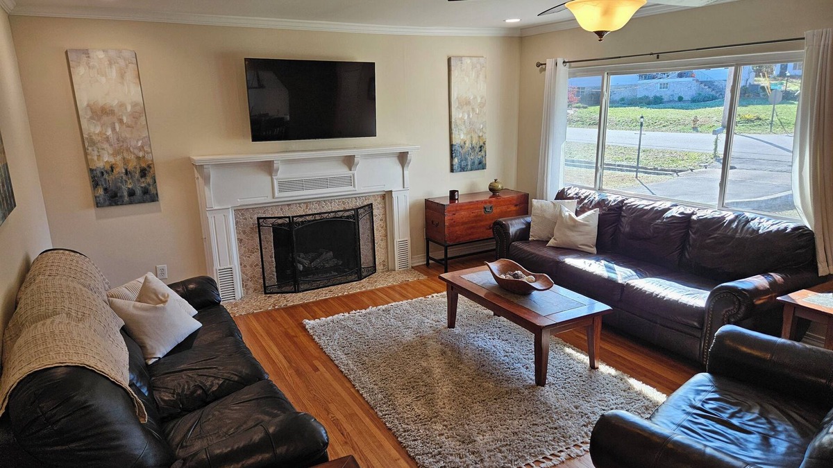 Red Bank House | Charming 2BR/2BA Home/Unit in Walkable Neighborhood, 10 Mins from Downtown Chatt
