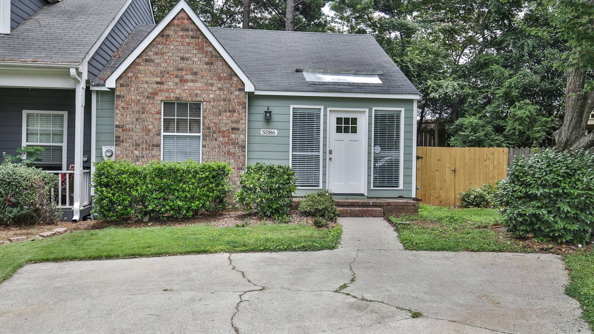 Smyrna House | Charming 2BR/2BA Townhome - SLEEPS 6 - Pet-Friendly Retreat