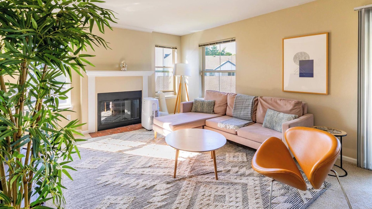 Tanasbourne Apartment | Charming 2BR Apartment in Beaverton w/ Pool + Gym