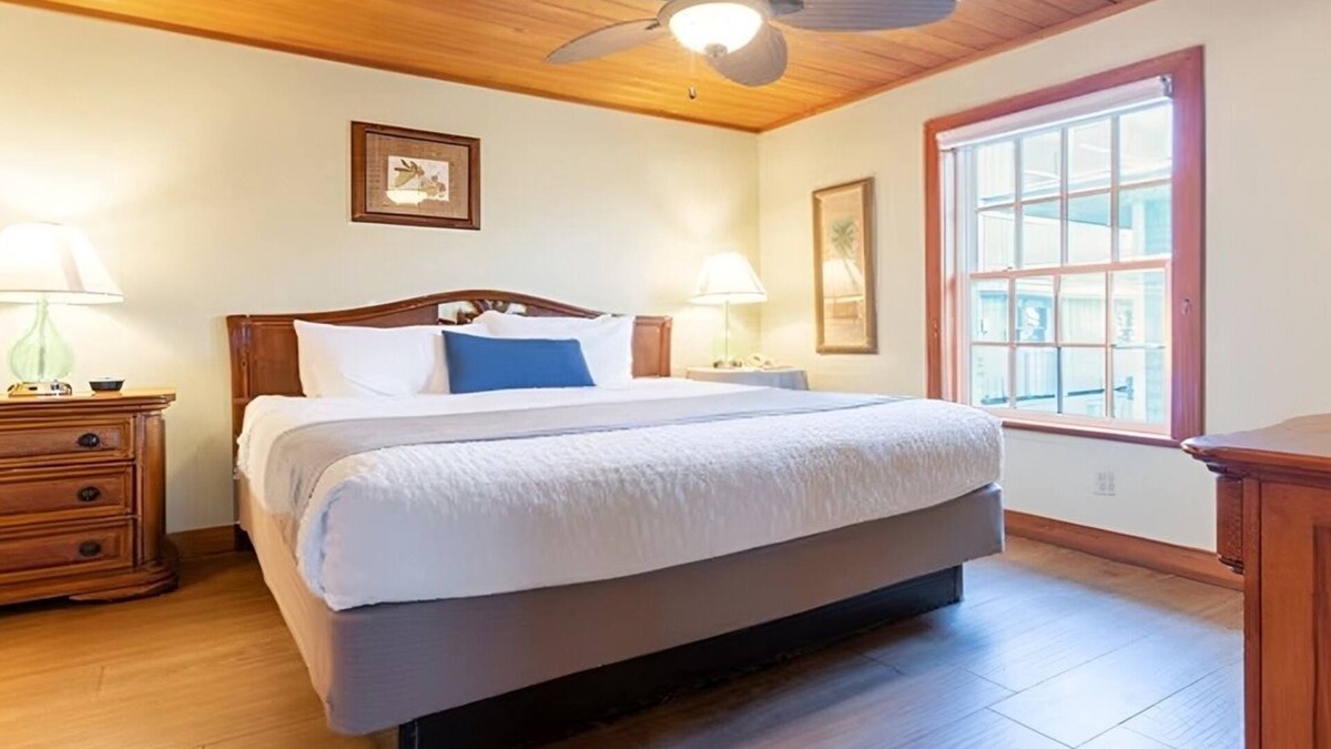 Captiva Hotel | Charming 2BR Beach View Cottage| Porch | Outdoor Pools | Free Parking
