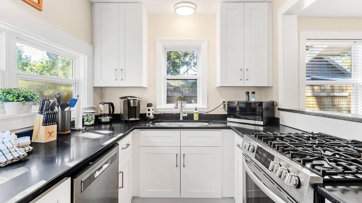 Crescent Lake House | Charming 2BR bungalow by Crescent Lake, close to beaches, eats & Dtown St. Pete!