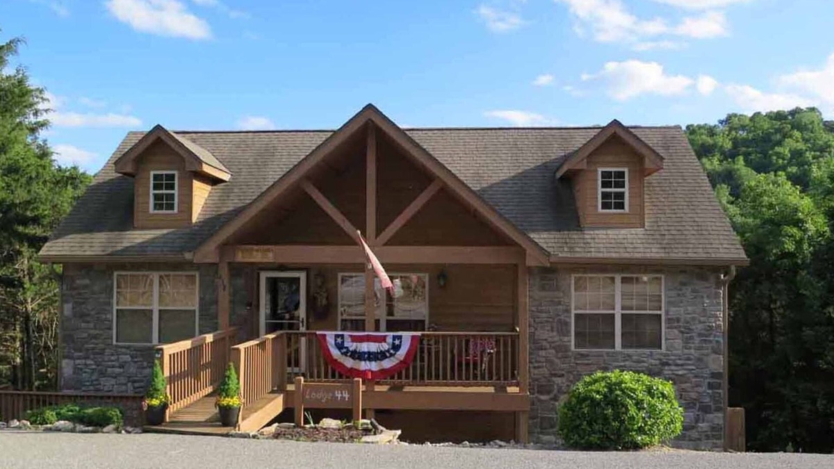 Reeds Spring Cabin | CHARMING 2BR. CABIN, NEAR SILVER DOLLAR CITY, BOOK NOW FOR SUMMER!