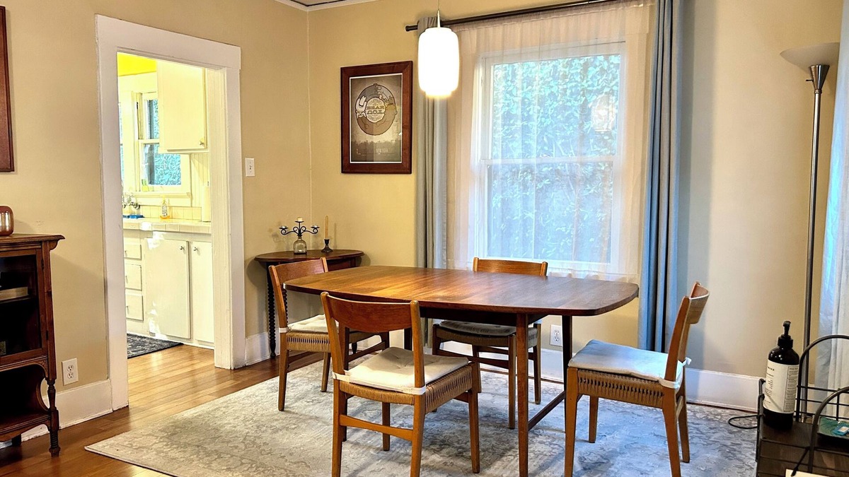 Silver Lake Apartment | Charming 2BR Cape in Silver Lake @ Sunset Junction- Sun Porch- 30 Night Minimum