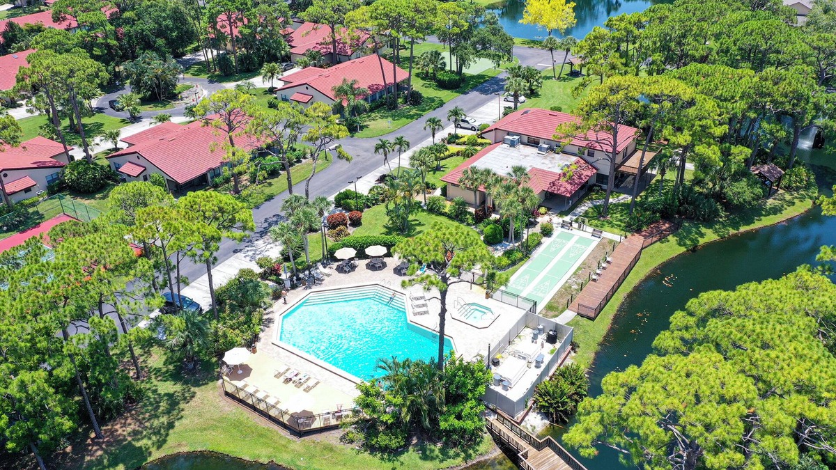 Sarasota Villa | Charming 2BR Close to Siesta Pool & Tennis Resort-style Community