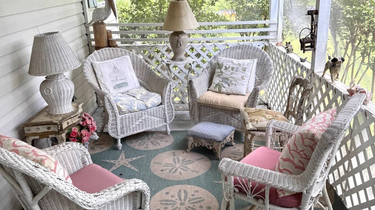 Colonial Beach House | Charming 2BR Cottage on The Point