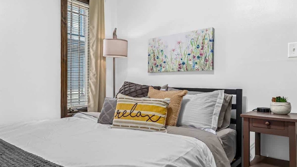 Royal Oak Apartment | Charming 2BR Flat | Walk to Downtown Royal Oak