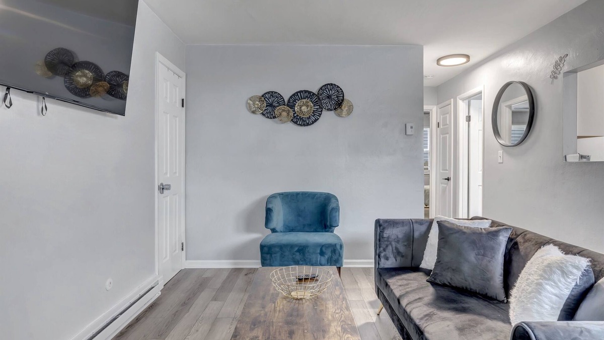 Bayview Condo | Charming 2BR Norfolk Home 2 blocks from Beach
