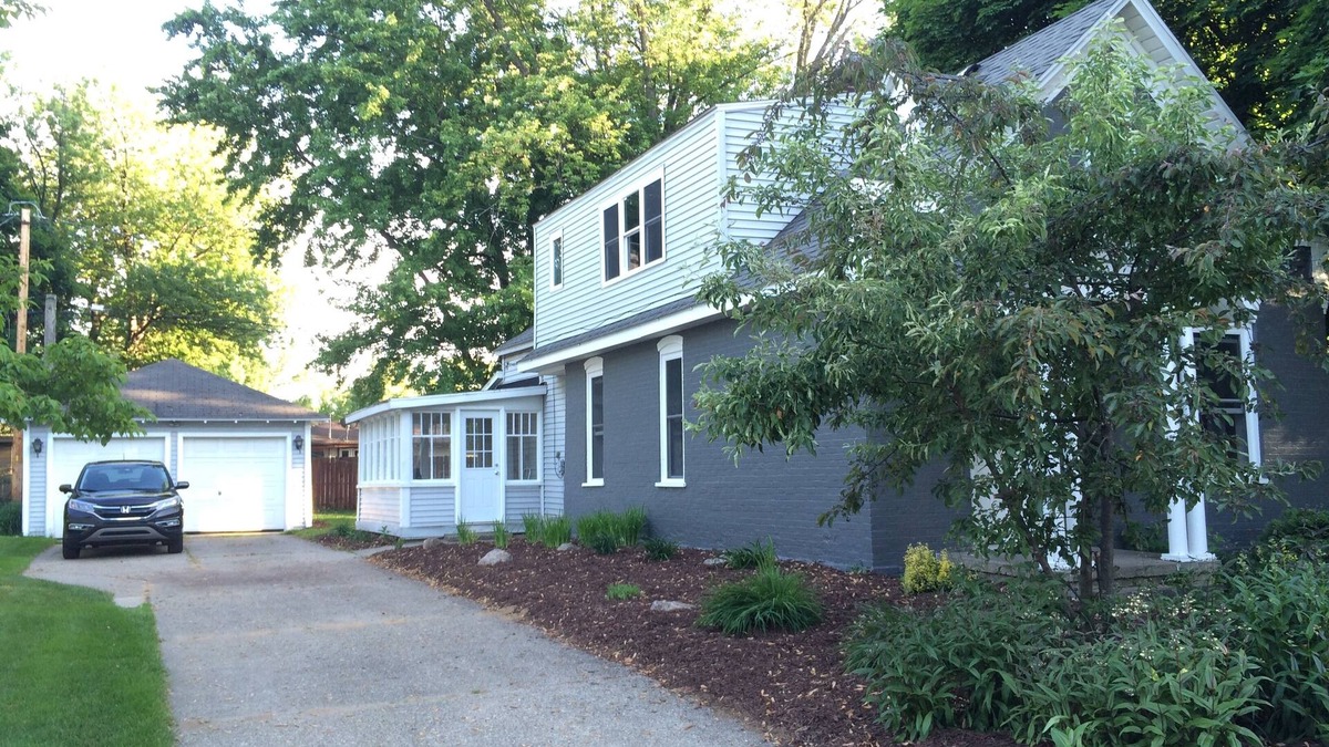 Holland Apartment | Charming 2BR upper unit on a quiet street 1.2 miles from downtown Holland!