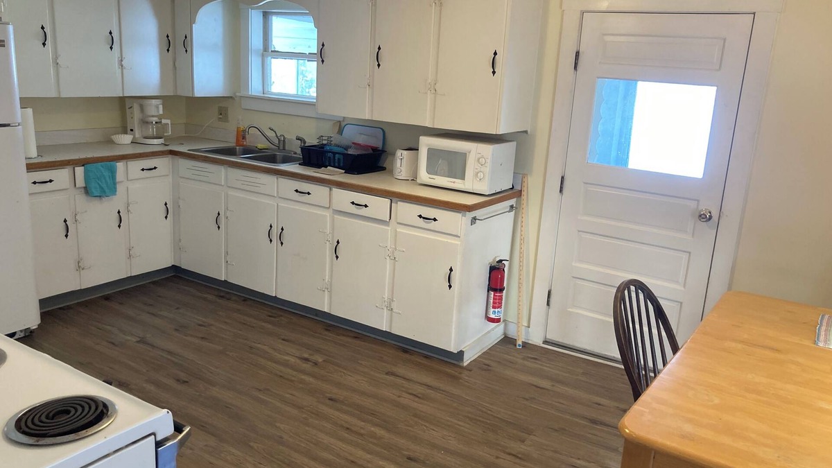 Newport House | Charming 2nd floor lakeside townhome in brilliant Newport with WiFi. New listing
