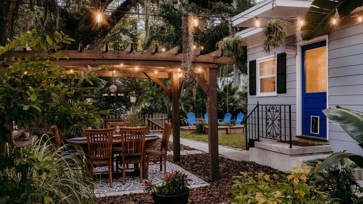 St. Augustine House | Charming 3/2 Cottage- Close to beach & Historic Downtown