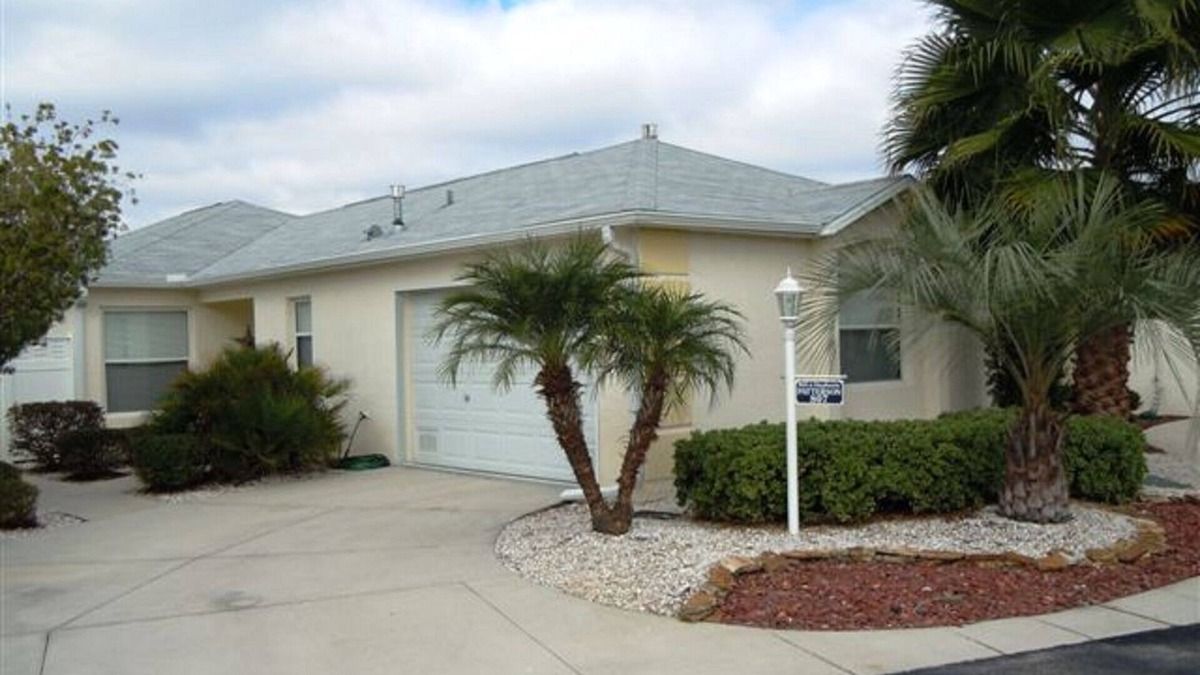 Virginia Trace Villa | Charming 3/2 Virginia Trace Villa, next to Lake Sumter Landing, with golf cart