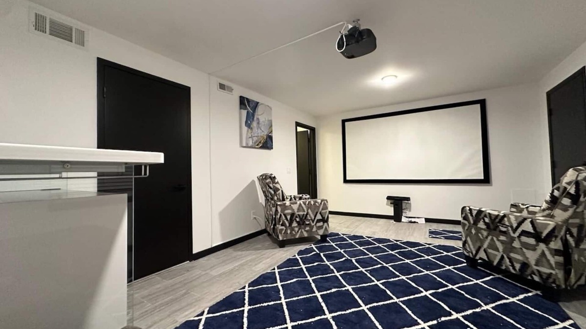 Middleton House | Charming 3/4-bed Condo with Theater, Netflix WiFi, AC in Middleton & lake access