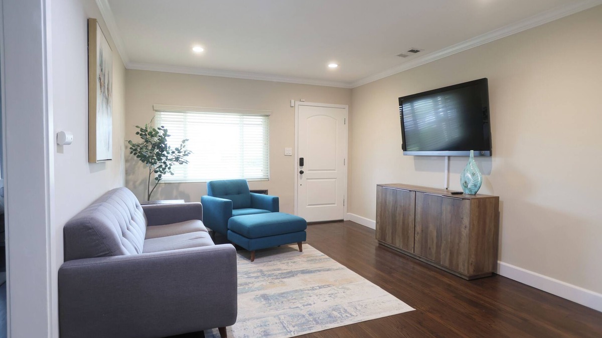 Los Angeles House | Charming 3-bd home in lovely LA near LAX, DTLA, SoFi, Intuit, Beaches, Dignity