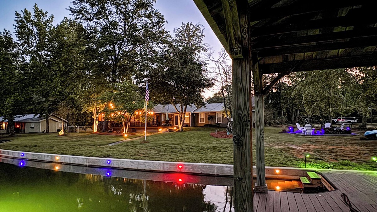 Jacksons' Gap House | Charming 3 BD Waterfront Cottage Dock,Kayaks,Firepit,Outdoor Bar,Screened Porch