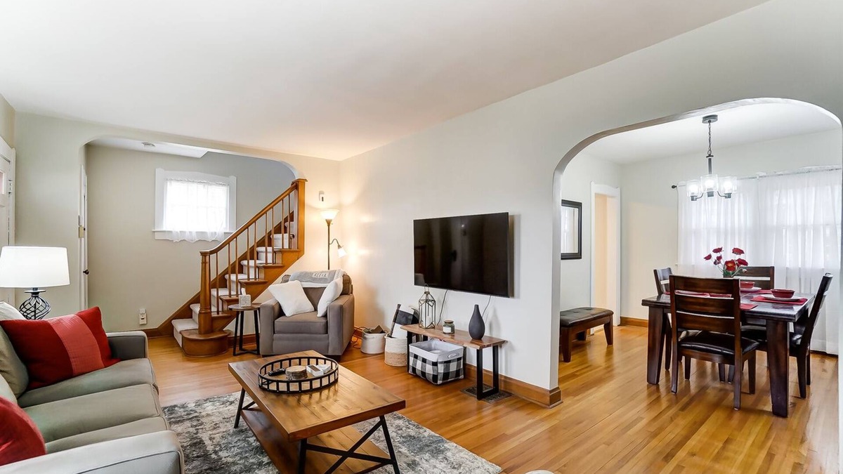 Westgate House | Charming 3 bdr! City location! Great parking!
