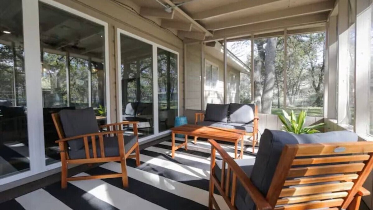 MLK House | Charming 3-BDR East Austin Retreat with Spacious Backyard
