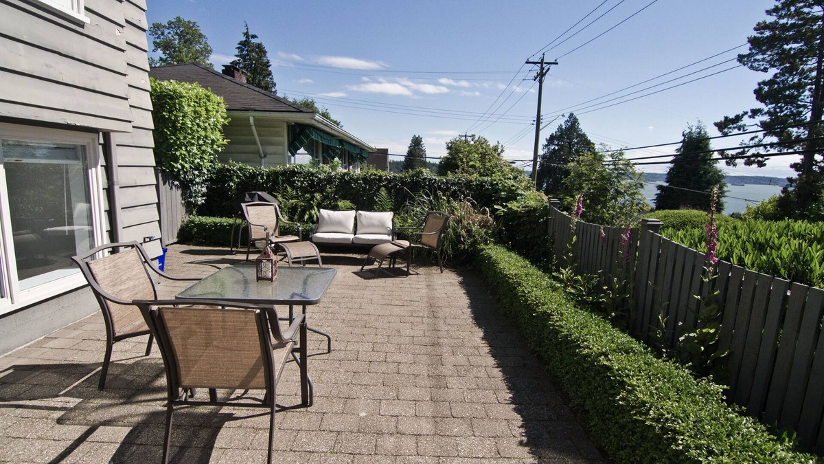 West Vancouver House | Charming 3 bdrm suite by Ambelside Park/Beach!