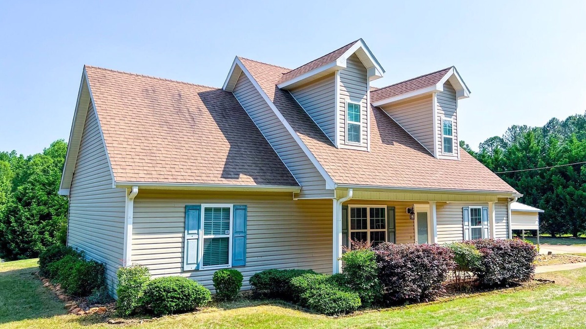 Thomaston House | Charming 3-bdrm house on 3 acres with heat/AC, fitness eqpt, WiFi in Thomaston