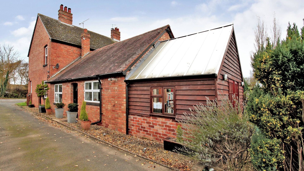 Shelsley Beauchamp House | Charming 3 Bed Home with Garden & Parking near Worcester