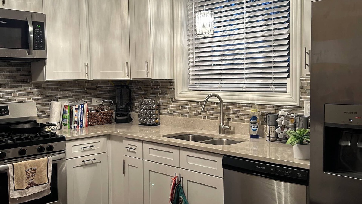 Ashburn House | Charming 3-bed, 3-bath house in amazing Chicago, 10 min from Midway Airport.