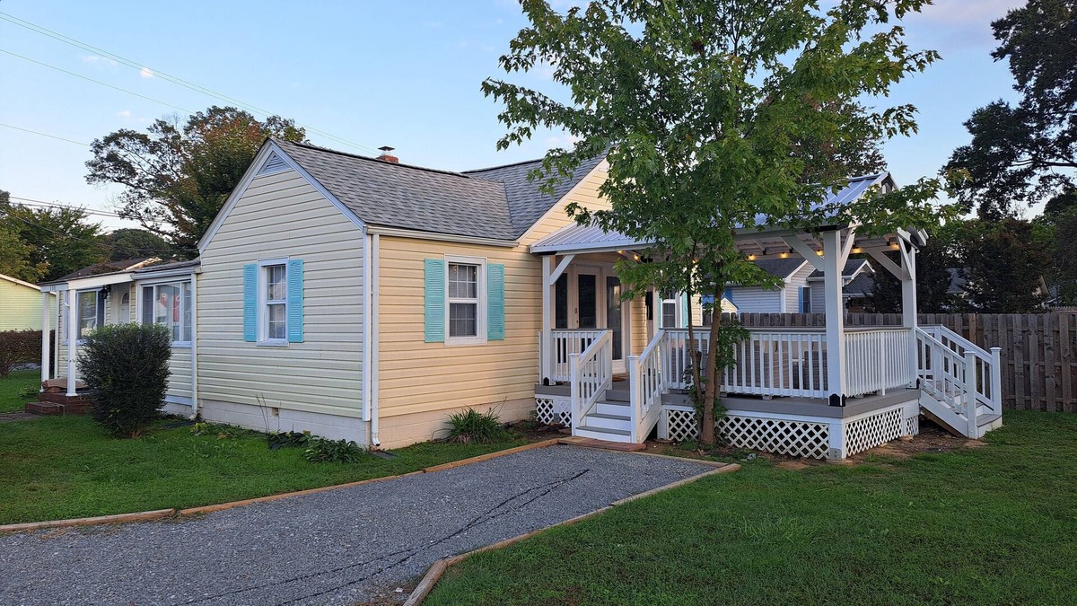 Colonial Beach Cottage | Charming 3 bed cottage in Colonial Beach; steps to beach, dining, and breweries