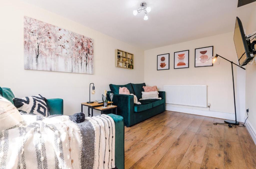 Chorlton-by-Backford Apartment | Charming 3-Bed cottage in Chester, ideal for Families & Workers, FREE Parking - Sleeps 7