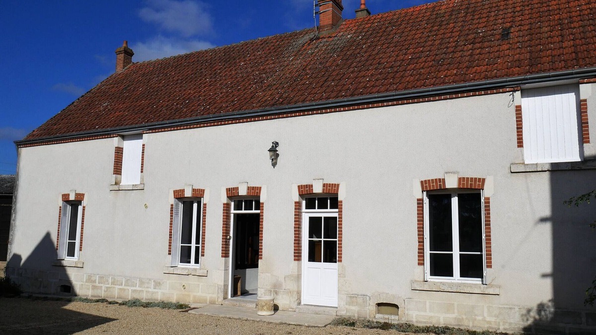 Mareau-aux-Pres Cottage | Charming 3-Bed Cottage with Terrace and Garden near Mareau Village