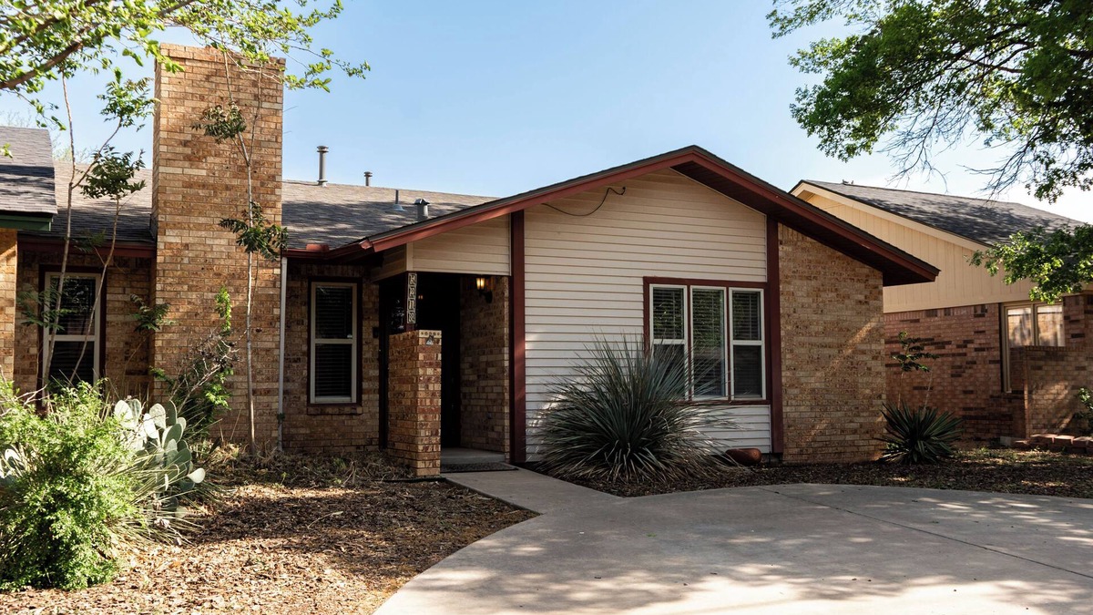 Lubbock House | Charming 3-Bed Furnished Home w/Backyard, Washer/Dryer & Formal Dining
