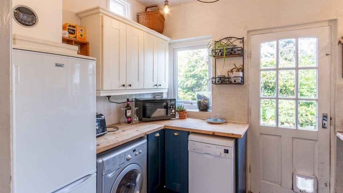 Leigh-on-Sea House | Charming 3-Bedroom Cottage in Leigh On Sea | Pass the Keys