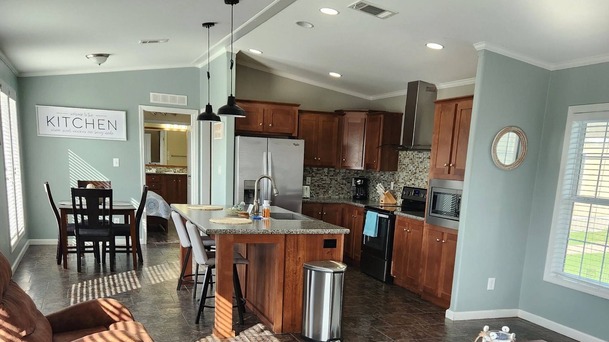 Lake Jackson House | Charming 3 bed-home near Surfside -plenty of onsite amenities
