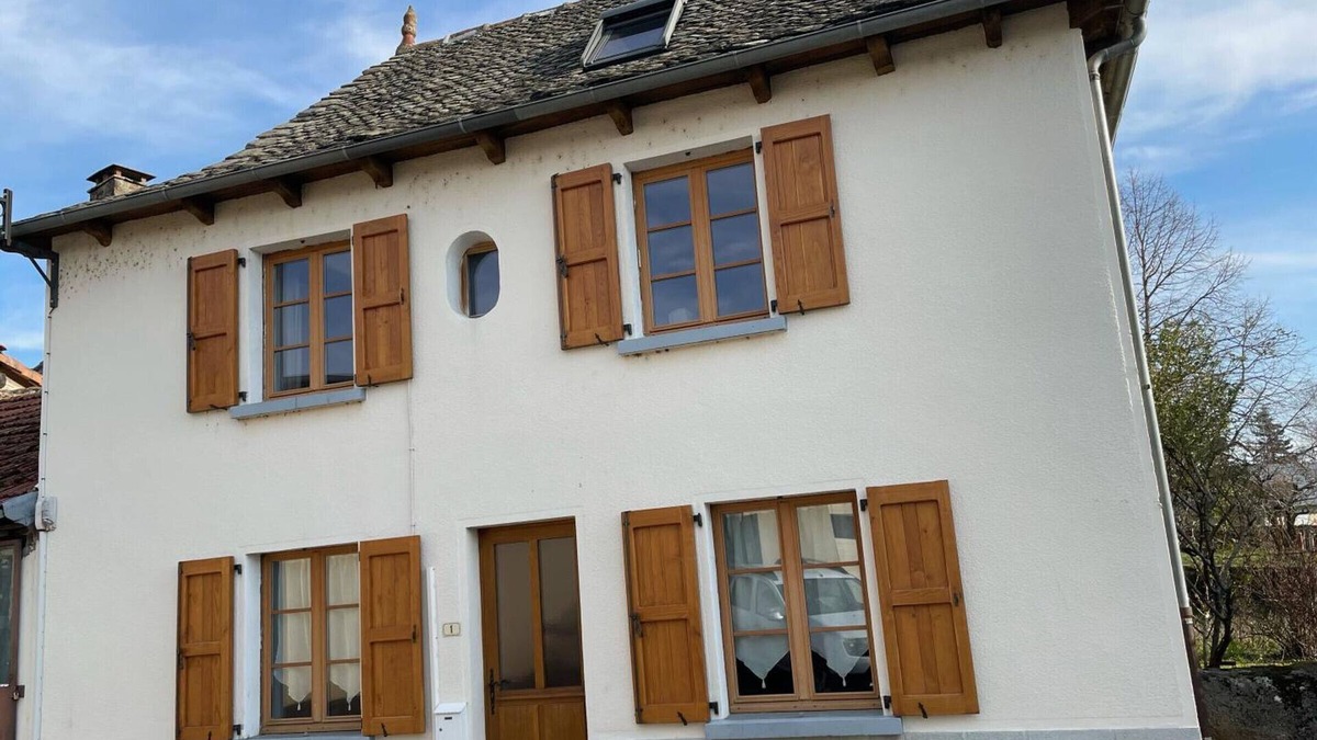 Cassaniouze Cottage | Charming 3-Bed House in Cassaniouze with Garden, Fireplace, and Pet-Friendly