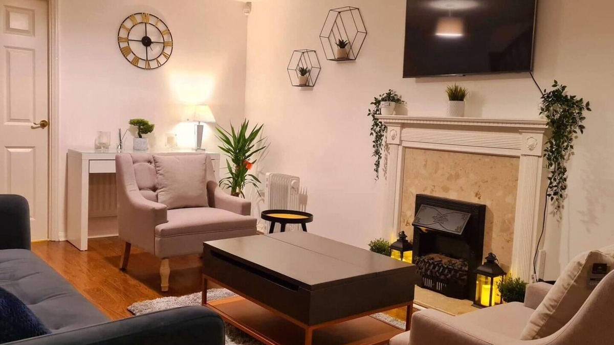 Eltham West House | Charming 3-Bed House in London with Jacuzzi
