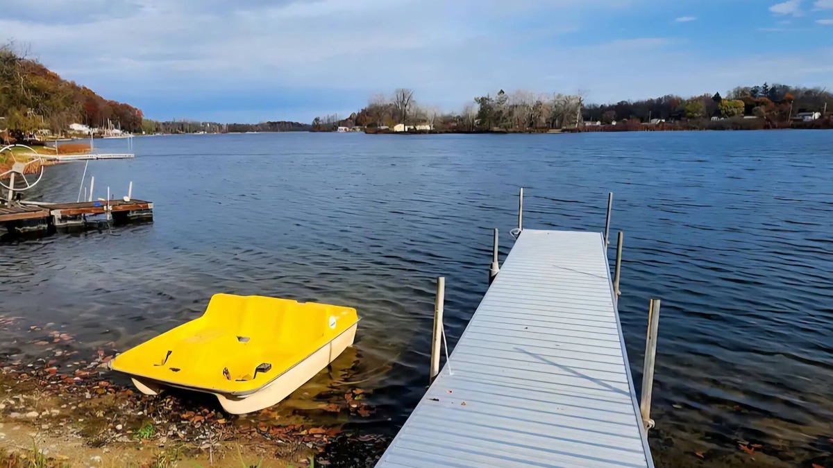 Dowling House | Charming 3 bed Lake house in wonderful Dowling with AC, WiFi, and Kayaks.