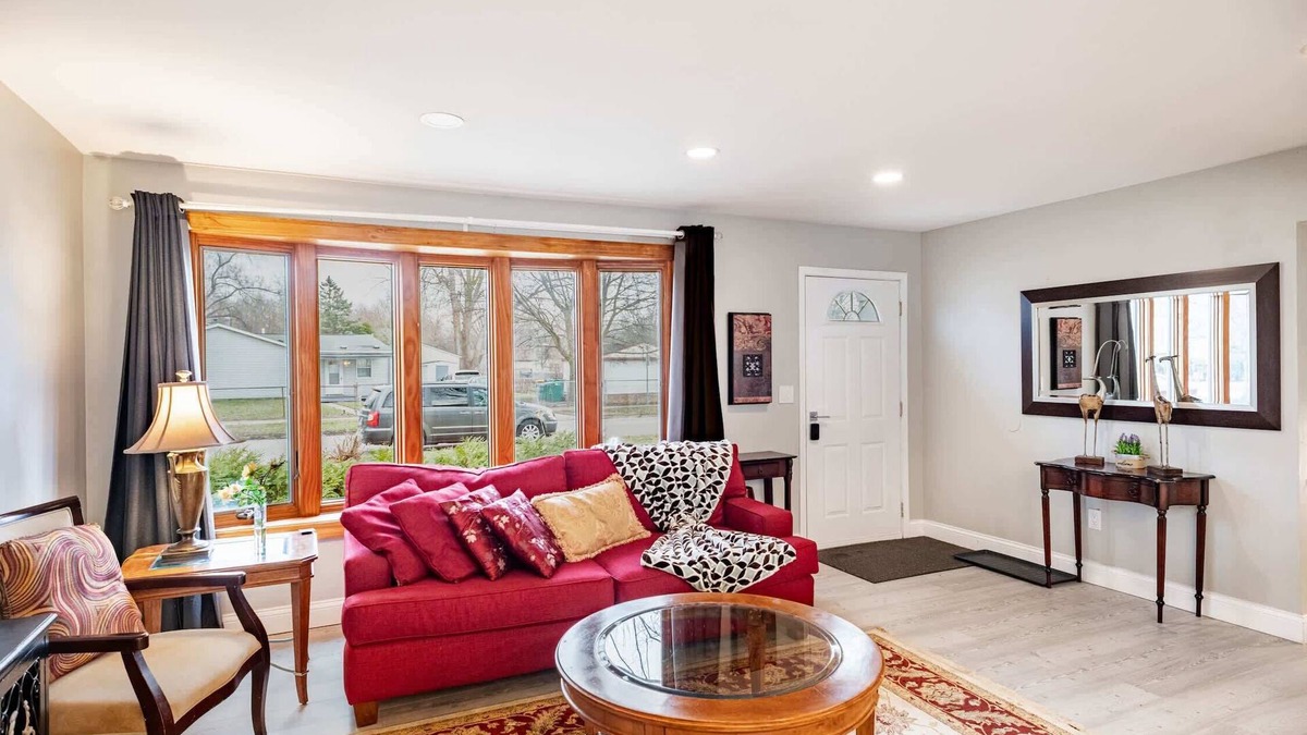 Romulus House | Charming 3-Bed Stay, Airport 10 Min, Pets OK