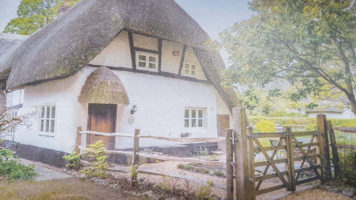 Stockbridge Cottage | Charming 3 bed Thatched cottage in rural village near Stockbridge Winchester.
