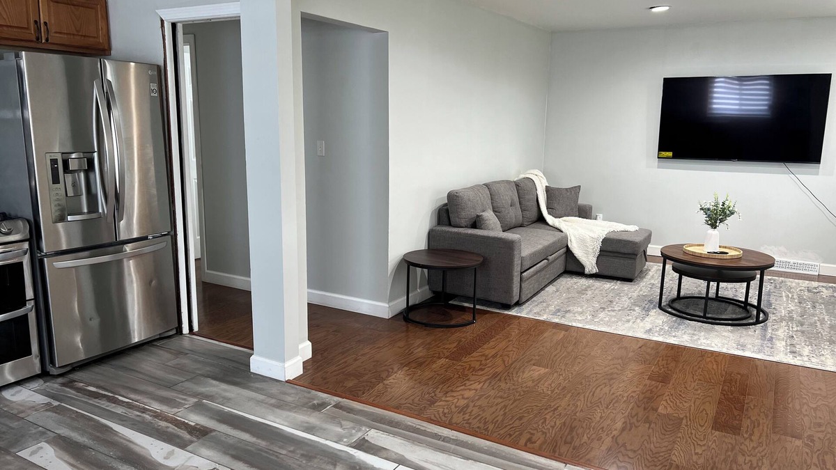Dearborn Heights House | Charming 3-bedroom house in Dearborn Heights with AC, WiFi