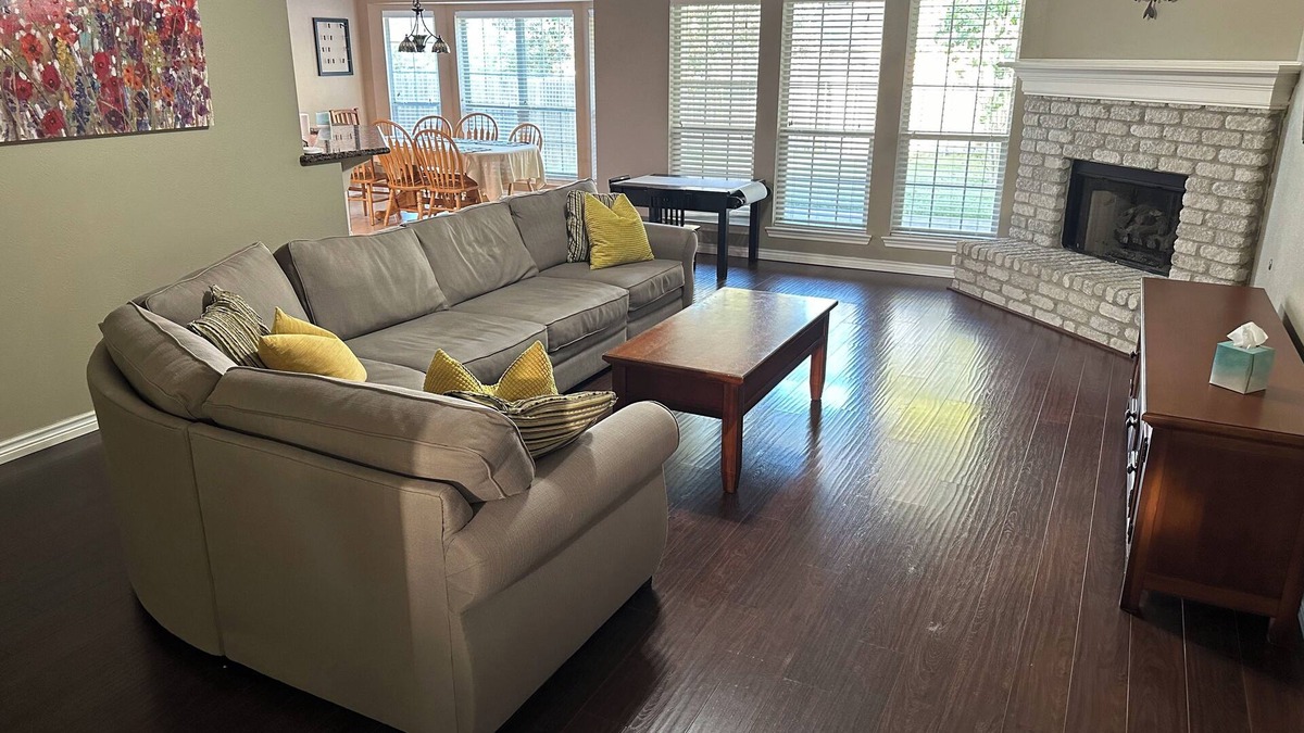 Wellborn House | Charming 3-Bedroom Family Home in South College Station – WiFi, DirecTV & More!
