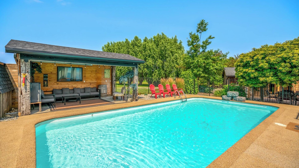 Port Weller House | Charming 3-Bedroom Orchard Retreat with Private Pool & Sauna | Sleeps 7