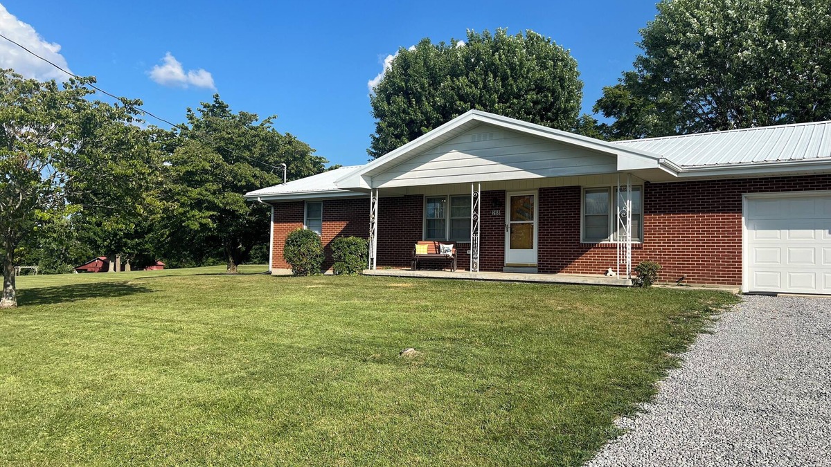 Campbellsville House | Charming 3-bedroom country house just minutes from Green River Lake.