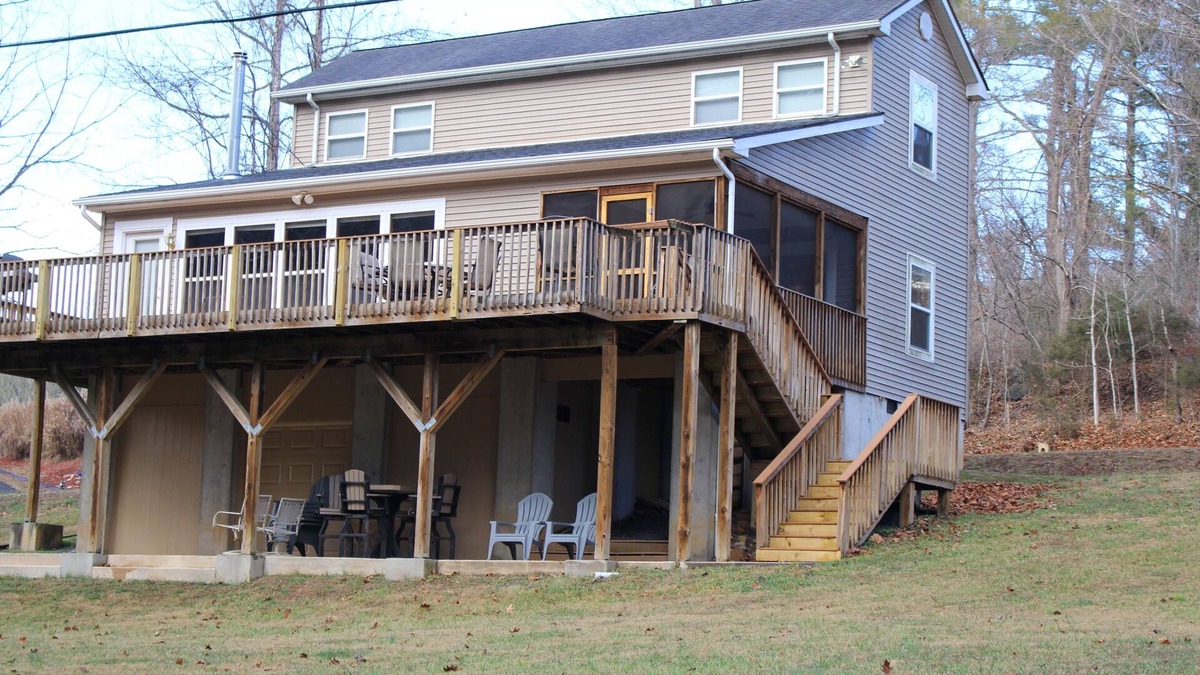 Staffordsville House | Charming 3-bedroom house on Walker Creek close to VT and R.U.
