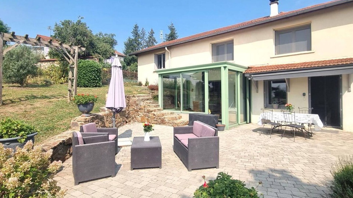 Saint-Galmier Cottage | Charming 3-Bedroom Cottage with Garden, Veranda, and Outdoor Games in Saint-Galmier