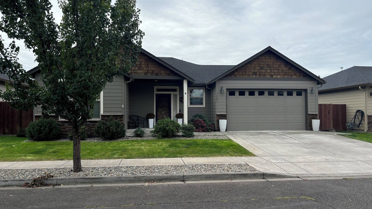 Battle Ground House | Charming 3-bedroom house with WiFi, AC in peaceful Battle Ground