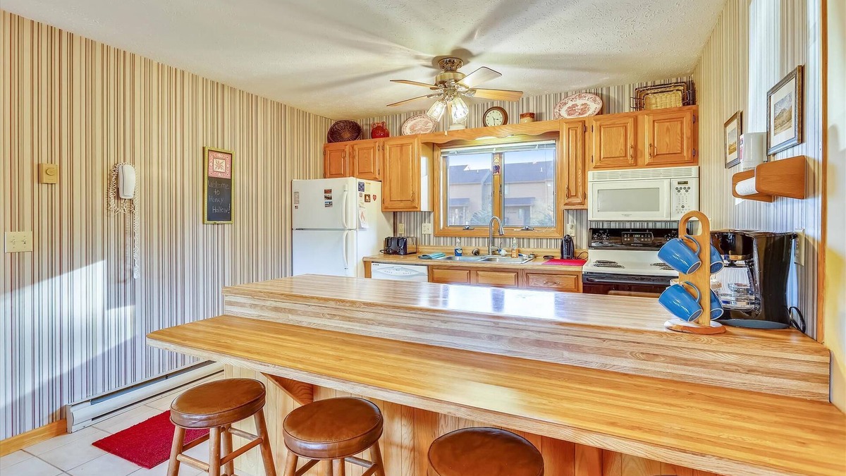 Davis Condo | Charming 3 bedroom mountain condo. Discover Honey Hollow!