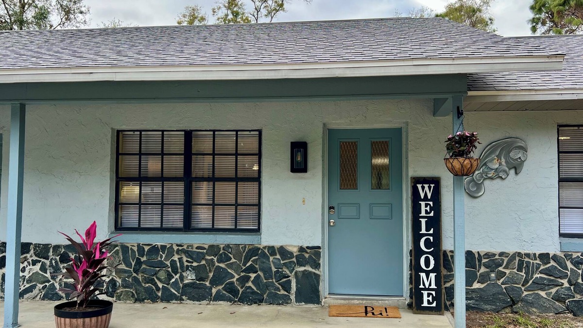 Crystal River House | Charming 3-bedroom house, sleeps 8, minutes from Three Sisters in Crystal River