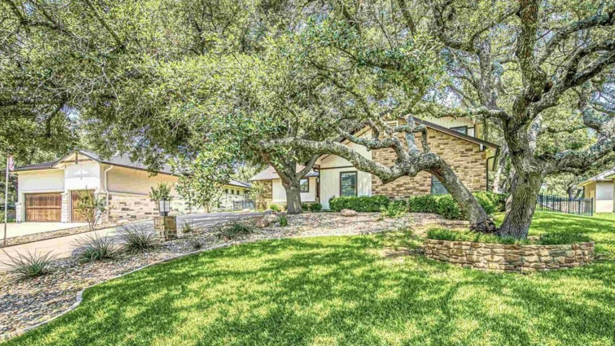 Horseshoe Bay West House | Charming 3-bedroom house in brilliant Horseshoe Bay West on RamRock Golf Course